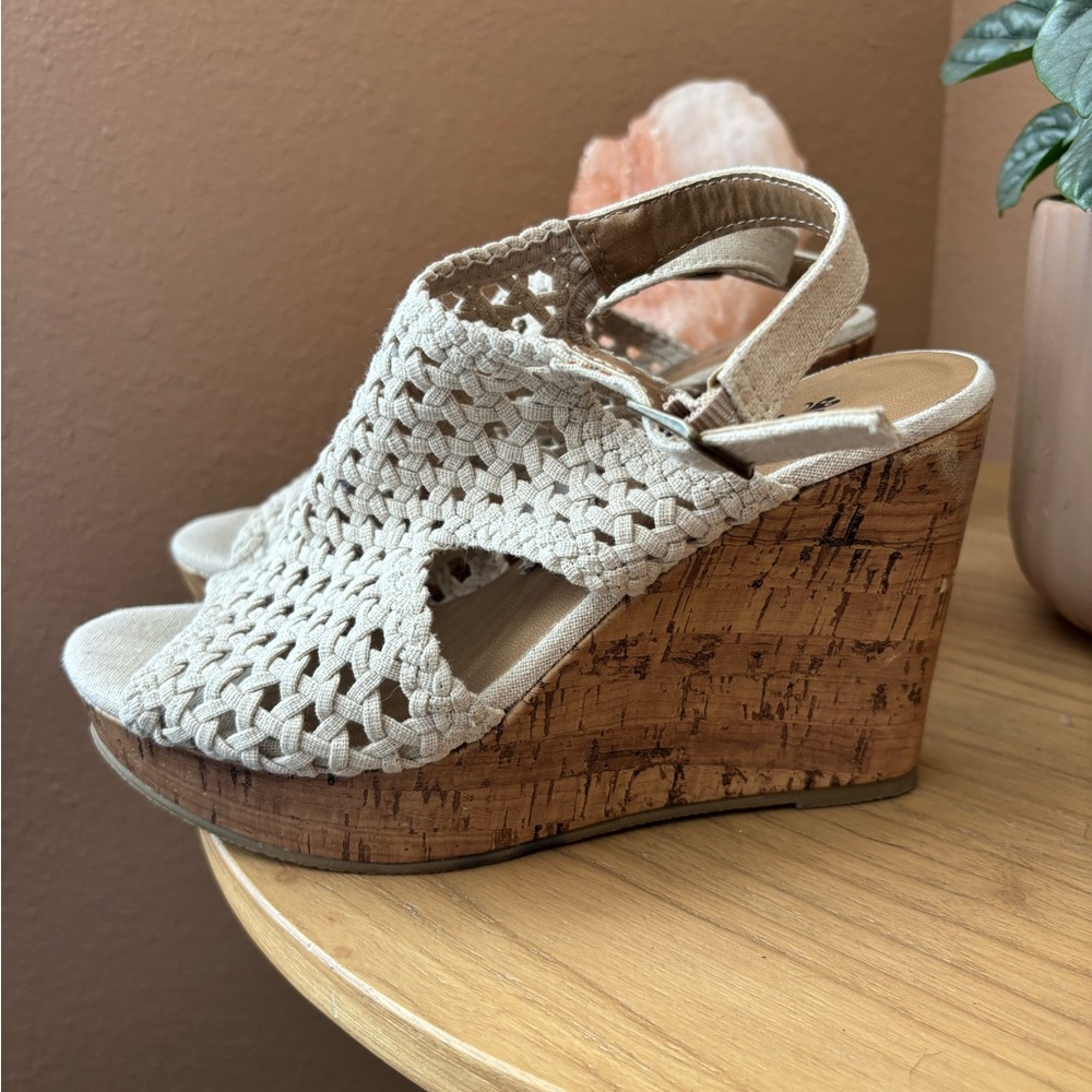 Cute *MUDD* brand cream boho wedges 🤍
